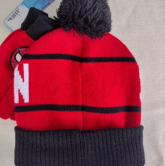 SOLD Marvel Spider-Man Children 4-9 yrs Hat & Gloves Set - Picture 3 of 11